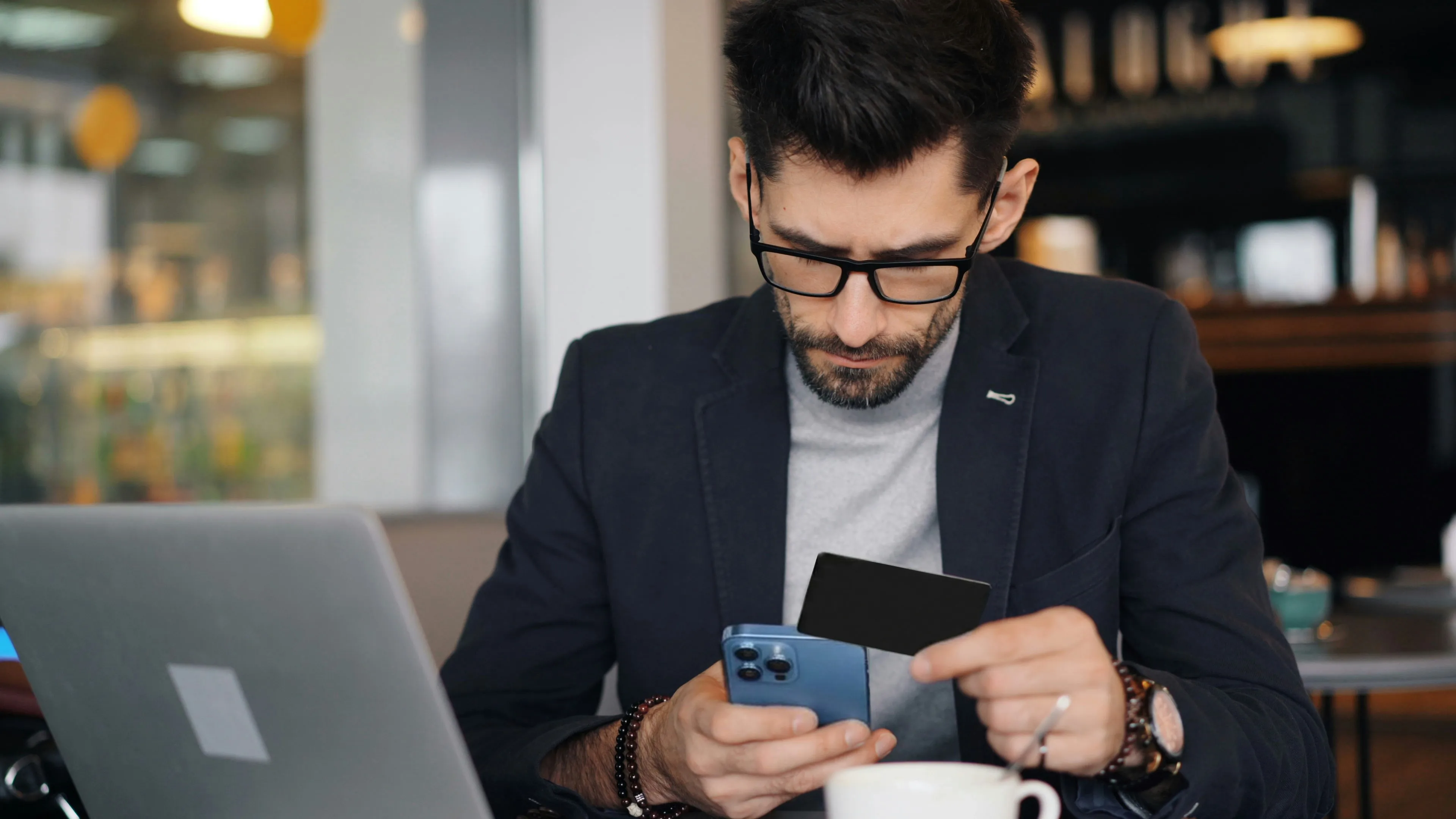 Biglietto da Visita NFC — tap su smartphone per aprire la pagina contatti